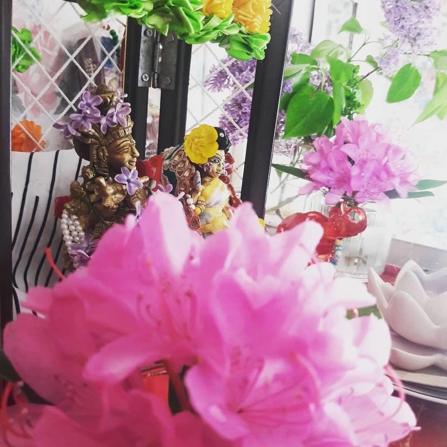 फूलों से सजी कृष्ण की वेदी